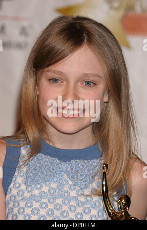 16. März 2006; Las Vegas, NV, USA; DAKOTA FANNING (Nebendarstellerin des Jahres) auf der ShoWest Award 2006 abgehaltenen Bally & Paris Casino in Las Vegas obligatorischen Credit: Foto von Paul Fenton/KPA/ZUMA Press. (©) Copyright 2006 von Paul Fenton Stockfoto