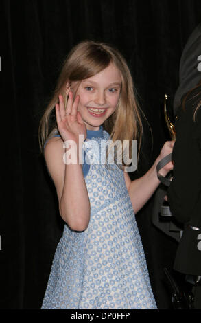 16. März 2006; Las Vegas, NV, USA; DAKOTA FANNING (Nebendarstellerin des Jahres) auf der ShoWest Award 2006 abgehaltenen Bally & Paris Casino in Las Vegas obligatorischen Credit: Foto von Paul Fenton/KPA/ZUMA Press. (©) Copyright 2006 von Paul Fenton Stockfoto