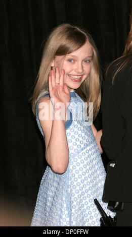 16. März 2006; Las Vegas, NV, USA; DAKOTA FANNING (Nebendarstellerin des Jahres) auf der ShoWest Award 2006 abgehaltenen Bally & Paris Casino in Las Vegas obligatorischen Credit: Foto von Paul Fenton/KPA/ZUMA Press. (©) Copyright 2006 von Paul Fenton Stockfoto