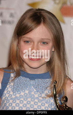 16. März 2006; Las Vegas, NV, USA; DAKOTA FANNING (Nebendarstellerin des Jahres) auf der ShoWest Award 2006 abgehaltenen Bally & Paris Casino in Las Vegas obligatorischen Credit: Foto von Paul Fenton/KPA/ZUMA Press. (©) Copyright 2006 von Paul Fenton Stockfoto