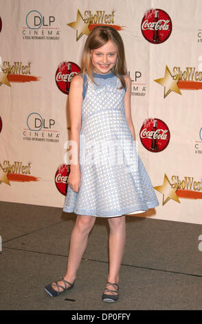 16. März 2006; Las Vegas, NV, USA; DAKOTA FANNING (Nebendarstellerin des Jahres) auf der ShoWest Award 2006 abgehaltenen Bally & Paris Casino in Las Vegas obligatorischen Credit: Foto von Paul Fenton/KPA/ZUMA Press. (©) Copyright 2006 von Paul Fenton Stockfoto