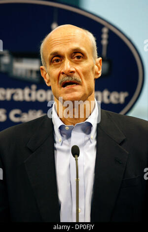 17. März 2006; Mather, CA, USA; Im Anschluss an ein Rundflug von Sacramento Homeland Security Secretary MICHAEL CHERTOFF verpflichtet mehr Bundesrepublik Dollar für Deich Reparaturen zu suchen. Chertoff tourte mit Kalifornien Gouverneur Schwarzenegger vor einer Pressekonferenz auf dem California Office von Emergency Services Operations Center in Mather. Obligatorische Credit: Foto von Mike Fox/ZU Stockfoto