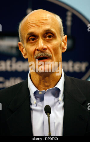 17. März 2006; Mather, CA, USA; Im Anschluss an ein Rundflug von Sacramento Homeland Security Secretary MICHAEL CHERTOFF verpflichtet mehr Bundesrepublik Dollar für Deich Reparaturen zu suchen. Chertoff tourte mit Kalifornien Gouverneur Schwarzenegger vor einer Pressekonferenz auf dem California Office von Emergency Services Operations Center in Mather. Obligatorische Credit: Foto von Mike Fox/ZU Stockfoto