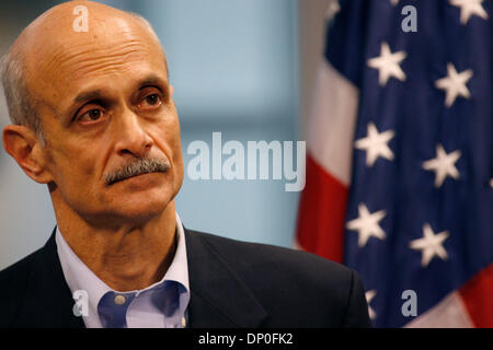 17. März 2006; Mather, CA, USA; Im Anschluss an ein Rundflug von Sacramento Homeland Security Secretary MICHAEL CHERTOFF verpflichtet mehr Bundesrepublik Dollar für Deich Reparaturen zu suchen. Chertoff tourte mit Kalifornien Gouverneur Schwarzenegger vor einer Pressekonferenz auf dem California Office von Emergency Services Operations Center in Mather. Obligatorische Credit: Foto von Mike Fox/ZU Stockfoto