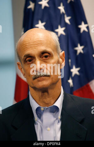 17. März 2006; Mather, CA, USA; Im Anschluss an ein Rundflug von Sacramento Homeland Security Secretary MICHAEL CHERTOFF verpflichtet mehr Bundesrepublik Dollar für Deich Reparaturen zu suchen. Chertoff tourte mit Kalifornien Gouverneur Schwarzenegger vor einer Pressekonferenz auf dem California Office von Emergency Services Operations Center in Mather. Obligatorische Credit: Foto von Mike Fox/ZU Stockfoto