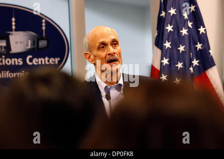 17. März 2006; Mather, CA, USA; Im Anschluss an ein Rundflug von Sacramento Homeland Security Secretary MICHAEL CHERTOFF verpflichtet mehr Bundesrepublik Dollar für Deich Reparaturen zu suchen. Chertoff tourte mit Kalifornien Gouverneur Schwarzenegger vor einer Pressekonferenz auf dem California Office von Emergency Services Operations Center in Mather. Obligatorische Credit: Foto von Mike Fox/ZU Stockfoto