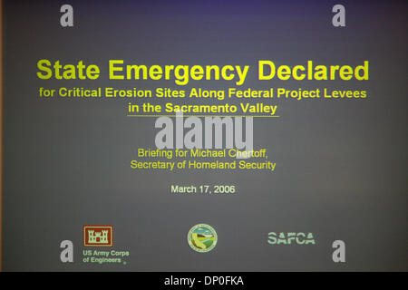 17. März 2006; Mather, CA, USA; Im Anschluss an ein Rundflug von Sacramento Homeland Security Secretary Michael Chertoff verpflichtet mehr Bundesrepublik Dollar für Deich Reparaturen zu suchen. Chertoff tourte mit Kalifornien Gouverneur Schwarzenegger vor einer Pressekonferenz auf dem California Office von Emergency Services Operations Center in Mather. Obligatorische Credit: Foto von Mike Fox/ZU Stockfoto