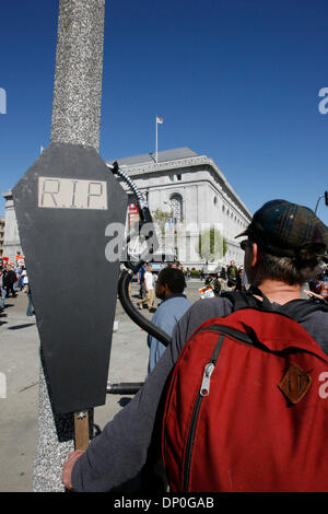 18. März 2006; San Francisco, CA, USA; Eine geschätzte 10.000 Demonstranten versammelten sich und marschierten durch die Straßen von San Francisco zum dritten Jahrestag des Beginns des Irak-Krieges.  Obwohl einige der Masse auf den Irak-Konflikt konzentriert, wurde mehr Wert auf den israelisch-palästinensischen Konflikt mit beträchtliche Kontingente, die Unterstützung von jeder Seite gelegt.  Es gab einige Festnahmen. Mandat Stockfoto