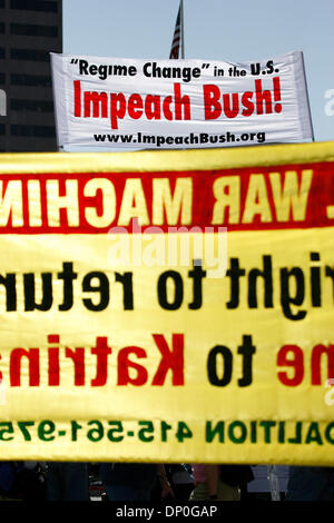 18. März 2006; San Francisco, CA, USA; Eine geschätzte 10.000 Demonstranten versammelten sich und marschierten durch die Straßen von San Francisco zum dritten Jahrestag des Beginns des Irak-Krieges.  Obwohl einige der Masse auf den Irak-Konflikt konzentriert, wurde mehr Wert auf den israelisch-palästinensischen Konflikt mit beträchtliche Kontingente, die Unterstützung von jeder Seite gelegt.  Es gab einige Festnahmen. Mandat Stockfoto