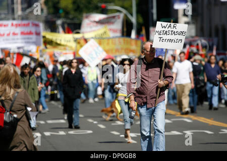 18. März 2006; San Francisco, CA, USA; Eine geschätzte 10.000 Demonstranten versammelten sich und marschierten durch die Straßen von San Francisco zum dritten Jahrestag des Beginns des Irak-Krieges.  Obwohl einige der Masse auf den Irak-Konflikt konzentriert, wurde mehr Wert auf den israelisch-palästinensischen Konflikt mit beträchtliche Kontingente, die Unterstützung von jeder Seite gelegt.  Es gab einige Festnahmen. Mandat Stockfoto