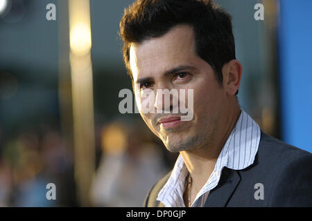 19. März 2006; Hollywood, Kalifornien, USA; JOHN LEGUIZAMO bei Ankunft bei der Hollywood-Premiere von "Ice Age: The Meltdown" an den Mann Grauman Chinese Theater statt. Obligatorische Credit: Foto von Jerome Ware/ZUMA Press. (©) Copyright 2006 von Jerome Ware Stockfoto