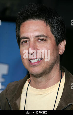 19. März 2006; Hollywood, Kalifornien, USA; RAY ROMANO bei Ankunft bei der Hollywood-Premiere von "Ice Age: The Meltdown" an den Mann Grauman Chinese Theater statt. Obligatorische Credit: Foto von Jerome Ware/ZUMA Press. (©) Copyright 2006 von Jerome Ware Stockfoto