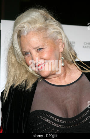 22. März 2006; Hollywood, Kalifornien, USA; Schauspielerin SALLY KIRKLAND bei der Premiere von Adam und Steve in Los Angeles. Obligatorische Credit: Foto von Marianna Day Massey/ZUMA Press. (©) Copyright 2006 von Marianna Tag Massey Stockfoto