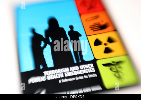 25. März 2006; Dana Point, Kalifornien, USA; Terrorismus und andere gesundheitliche Notlagen - A Reference Guide For Media Buch herausgegeben von uns Department of Health And Human Services. Buch ist, Medien-Profis in der ganzen Nation zu informieren. Umfasst: Planung für undenkbar - biologische Arbeitsstoffe - Chemikalien - Strahlung Notfälle - Terrorismus und der Nahrung suppl Stockfoto