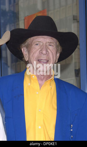 25. März 2006; Los Angeles, Kalifornien, USA; Land Sterne BUCK OWENS hat an seinem Haus umgeben von Familie starb. Er war 76. Die Todesursache war nicht bekannt. Owens hatte operiert Rachen Krebs im Jahr 1993 und wurde 1997 mit einer Lungenentzündung ins Krankenhaus. Er war ein erfolgreicher Country-Musik-Künstler mit mehr als 20 Nr. 1 hit Records. Im Bild: BUCK OWENS @ 2,227th Hollywood Walk o Stockfoto