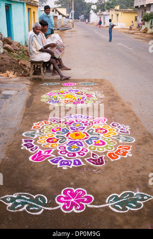 Rangoli Festival farbigen Pulver Design und Blumen in einer indischen Straße. Andhra Pradesh, Indien Stockfoto