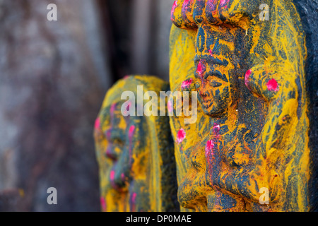 Hindu Altar Steinen in einem Tempel indische Vishnu Gottheit in der südindischen Landschaft darstellt. Andhra Pradesh, Indien Stockfoto