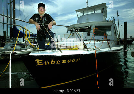 29. März 2006; Fort Pierce, FL, USA; Historische Schiffswracks Salvor John Brandon an Bord seines Bootes Unterfangen in Riverside Marina.  Brandon fand seine erste Goldmünze im Alter von 13 und arbeitete für Schatzsucher Mel Fisher um 16 Uhr.  Obligatorische Credit: Foto von David Spencer/Palm Beach Post /ZUMA Press. (©) Copyright 2006 von Palm Beach Post Stockfoto