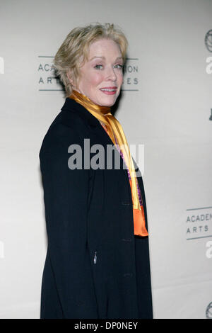 30. März 2006; North Hollywood, Kalifornien, USA; HOLLAND TAYLOR: Schauspielerin der "Frauen In Prime", präsentiert von der Academy of Television Arts and Sciences am ATAS Leonard H. Goldenson Theater angekommen. Obligatorische Credit: Foto von Marianna Day Massey/ZUMA Press. (©) Copyright 2006 von Marianna Tag Massey Stockfoto