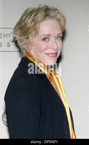 30. März 2006; North Hollywood, Kalifornien, USA; HOLLAND TAYLOR: Schauspielerin der "Frauen In Prime", präsentiert von der Academy of Television Arts and Sciences am ATAS Leonard H. Goldenson Theater angekommen. Obligatorische Credit: Foto von Marianna Day Massey/ZUMA Press. (©) Copyright 2006 von Marianna Tag Massey Stockfoto