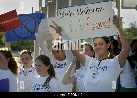 30. März 2006; Delray Beach, FL, USA; Atlantic Gymnasiast Jessica Johnson, 15 (rechts), eine 9. Grader hält ein Schild mit einem Verweis auf die Schule International Baccalaureate Programm während einer Protestaktion, Donnerstag Abend in der Schule, wie Eltern für die übergeordnete Forum, um die vorgeschlagenen Kleiderordnung kamen.  Obligatorische Credit: Foto von Bob Shanley/Palm Beach Post/ZUMA P Stockfoto