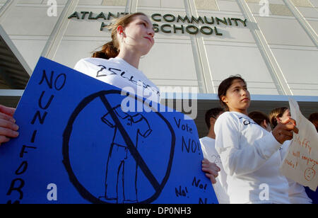 30. März 2006; Delray Beach, FL, USA; Atlantic Gymnasiast Colleen Pollett, 15 (links) und Ariana Hernandez, 14, halten beide 9. Grader Zeichen während einer Protestaktion, Donnerstag Abend in der Schule, wie Eltern für die übergeordnete Forum, um die vorgeschlagenen Kleiderordnung kamen.  Obligatorische Credit: Foto von Bob Shanley/Palm Beach Post/ZUMA Press. (©) Copyright 2006 von Palm Beach Post Stockfoto