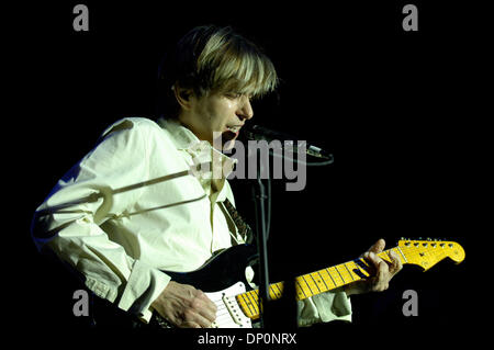 31. März 2006; Tempe, AZ, USA; ERIC JOHNSON die live bei der Tempe Musik Festival 2006 feiert 60. Geburtstag Fender-Gitarren. Obligatorische Credit: Foto von Jerome Brunet/ZUMA Press. (©) Copyright 2006 von Jerome Brunet Stockfoto