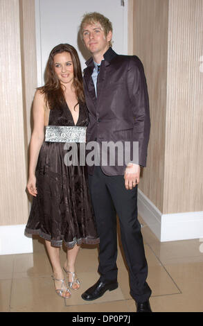 31. März 2006; Los Angeles, Kalifornien, USA; Schauspielerin ALICIA SILVERSTONE und Ehemann CHRISTOPHER JARECKI bei der Starlight Starbright Children Foundation Gala zu Ehren Dakota Fanning, im Beverly Hilton Hotel statt.                              Obligatorische Credit: Foto von Paul Fenton/KPA/ZUMA Press. (©) Copyright 2006 von Paul Fenton Stockfoto