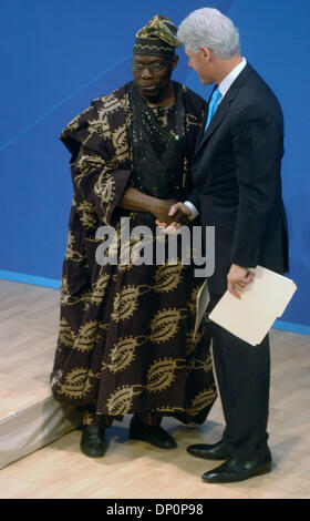 31. März 2006; Manhattan, New York, USA; Nigerianische Präsident OLUSEGUN OBASANJO (L) schüttelt die Hand mit dem ehemaligen Präsidenten BILL CLINTON. Der ehemalige Präsident Bill Clinton, zusammen mit Unternehmen und Weltmarktführer, kündigt Details von 2006 Clinton Global Initiative (CGI) und gibt einen Überblick über 2005 Verpflichtungen in einer Versammlung im Jazz am Lincoln Center. Der ehemalige Präsident Clinton wird von verbunden werden Stockfoto