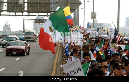 1. April 2006; Manhattan, NY, USA; Zehntausende von Einwanderern und Anhänger marschiert über die Brooklyn Bridge zu einer Kundgebung vor das Federal Building in lower Manhattan, wie sie gegen mögliche Zuwanderungsgesetz im Kongress zu demonstrieren. Die Gesetzgebung, HR 4437, eingeführt von uns Kongressabgeordnete James Sensenbrenner von Wisconsin und Peter King of New York, würde jede Indi kriminalisieren. Stockfoto