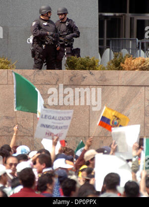 1. April 2006; Manhattan, NY, USA; Bewaffnete FBI-Agenten halten Wache, während Zehntausende von Einwanderern und Anhänger über die Brooklyn Bridge zu einer Kundgebung vor das Federal Building in lower Manhattan marschieren, wie sie gegen mögliche Zuwanderungsgesetz im Kongress zu demonstrieren. Die Gesetzgebung, HR 4437, eingeführt durch US-Kongressabgeordnete James Sensenbrenner von Wisconsin und Peter King of Stockfoto