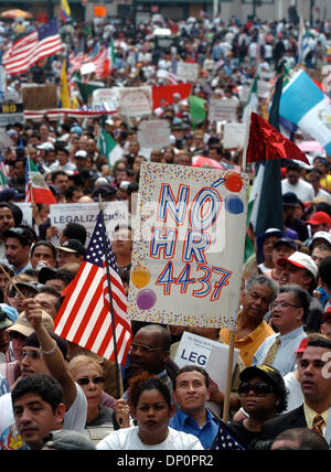 1. April 2006; Manhattan, NY, USA; Zehntausende von Einwanderern und Anhänger marschiert über die Brooklyn Bridge zu einer Kundgebung vor das Federal Building in lower Manhattan, wie sie gegen mögliche Zuwanderungsgesetz im Kongress zu demonstrieren. Die Gesetzgebung, HR 4437, eingeführt von uns Kongressabgeordnete James Sensenbrenner von Wisconsin und Peter King of New York, würde jede Indi kriminalisieren. Stockfoto