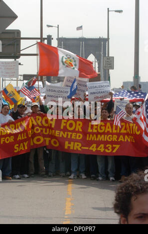 1. April 2006; Manhattan, NY, USA; Zehntausende von Einwanderern und Anhänger marschiert über die Brooklyn Bridge zu einer Kundgebung vor das Federal Building in lower Manhattan, wie sie gegen mögliche Zuwanderungsgesetz im Kongress zu demonstrieren. Die Gesetzgebung, HR 4437, eingeführt von uns Kongressabgeordnete James Sensenbrenner von Wisconsin und Peter King of New York, würde jede Indi kriminalisieren. Stockfoto