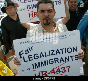 1. April 2006; Manhattan, NY, USA; Zehntausende von Einwanderern und Anhänger marschiert über die Brooklyn Bridge zu einer Kundgebung vor das Federal Building in lower Manhattan, wie sie gegen mögliche Zuwanderungsgesetz im Kongress zu demonstrieren. Die Gesetzgebung, HR 4437, eingeführt von uns Kongressabgeordnete James Sensenbrenner von Wisconsin und Peter King of New York, würde jede Indi kriminalisieren. Stockfoto