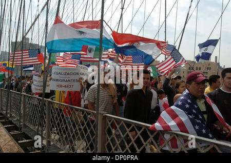 1. April 2006; Manhattan, NY, USA; Zehntausende von Einwanderern und Anhänger marschiert über die Brooklyn Bridge zu einer Kundgebung vor das Federal Building in lower Manhattan, wie sie gegen mögliche Zuwanderungsgesetz im Kongress zu demonstrieren. Die Gesetzgebung, HR 4437, eingeführt von uns Kongressabgeordnete James Sensenbrenner von Wisconsin und Peter King of New York, würde jede Indi kriminalisieren. Stockfoto