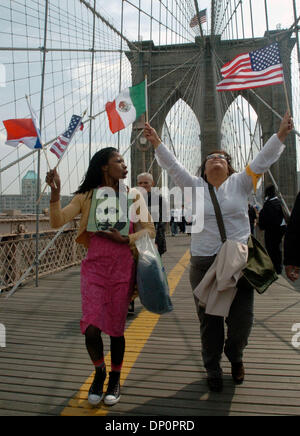 1. April 2006; Manhattan, NY, USA; Zehntausende von Einwanderern und Anhänger marschiert über die Brooklyn Bridge zu einer Kundgebung vor das Federal Building in lower Manhattan, wie sie gegen mögliche Zuwanderungsgesetz im Kongress zu demonstrieren. Die Gesetzgebung, HR 4437, eingeführt von uns Kongressabgeordnete James Sensenbrenner von Wisconsin und Peter King of New York, würde jede Indi kriminalisieren. Stockfoto