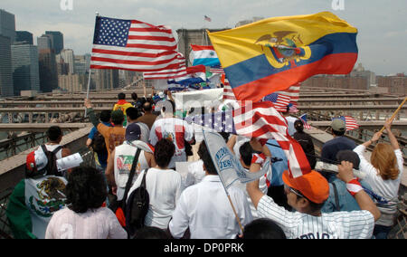 1. April 2006; Manhattan, NY, USA; Zehntausende von Einwanderern und Anhänger marschiert über die Brooklyn Bridge zu einer Kundgebung vor das Federal Building in lower Manhattan, wie sie gegen mögliche Zuwanderungsgesetz im Kongress zu demonstrieren. Die Gesetzgebung, HR 4437, eingeführt von uns Kongressabgeordnete James Sensenbrenner von Wisconsin und Peter King of New York, würde jede Indi kriminalisieren. Stockfoto