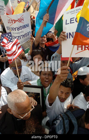 1. April 2006; Manhattan, NY, USA; Zehntausende von Einwanderern und Anhänger marschiert über die Brooklyn Bridge zu einer Kundgebung vor das Federal Building in lower Manhattan, wie sie gegen mögliche Zuwanderungsgesetz im Kongress zu demonstrieren. Die Gesetzgebung, HR 4437, eingeführt von uns Kongressabgeordnete James Sensenbrenner von Wisconsin und Peter King of New York, würde jede Indi kriminalisieren. Stockfoto