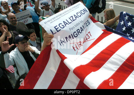 1. April 2006; Manhattan, NY, USA; Zehntausende von Einwanderern und Anhänger marschiert über die Brooklyn Bridge zu einer Kundgebung vor das Federal Building in lower Manhattan, wie sie gegen mögliche Zuwanderungsgesetz im Kongress zu demonstrieren. Die Gesetzgebung, HR 4437, eingeführt von uns Kongressabgeordnete James Sensenbrenner von Wisconsin und Peter King of New York, würde jede Indi kriminalisieren. Stockfoto