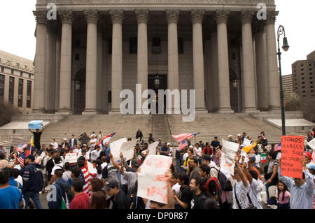 1. April 2006; New York, NY, USA; Zehntausende von Einwanderern und Anhänger marschiert über die Brooklyn Bridge zu einer Kundgebung vor das Federal Building in lower Manhattan, wie sie gegen mögliche Zuwanderungsgesetz im Kongress zu demonstrieren. Die Gesetzgebung, HR 4437, eingeführt von uns Kongressabgeordnete James Sensenbrenner von Wisconsin und Peter King of New York, würde Indiv kriminalisieren. Stockfoto