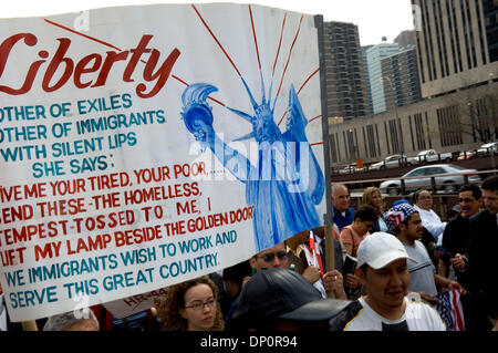 1. April 2006; New York, NY, USA; Zehntausende von Einwanderern und Anhänger marschiert über die Brooklyn Bridge zu einer Kundgebung vor das Federal Building in lower Manhattan, wie sie gegen mögliche Zuwanderungsgesetz im Kongress zu demonstrieren. Die Gesetzgebung, HR 4437, eingeführt von uns Kongressabgeordnete James Sensenbrenner von Wisconsin und Peter King of New York, würde Indiv kriminalisieren. Stockfoto