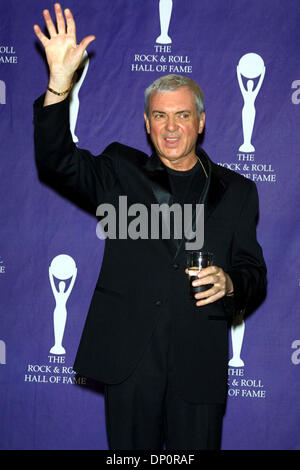 5. April 2006; New York, NY, USA; DATEI-FOTO; Sänger GENE PITNEY, 65, wurde tot in seinem Bett in Cardiff gefunden, nach dem Konzert in der St. David's Hall während der Tour im Vereinigten Königreich. Pitney schrieb Hits wie "Somethings bekommen Hold of My Heart," "24 Stunden von Tulsa" und "Hello Mary Lou." Foto: 18. März 2002; New York; Pitney am 17. jährliche Rock & Roll Hall Of Fame Inducti Stockfoto