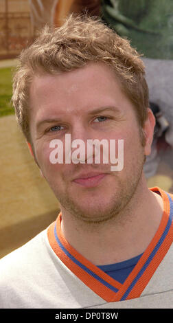 2. April 2006; Westwood, Kalifornien, USA; Schauspieler NICK SWARDSON an "Die Bankdrücker"-Promi-Baseball-Spiel an der Sunset Canyon Recreation Center auf dem Campus der UCLA. Obligatorische Credit: Foto von Vaughn Youtz. (©) Copyright 2006 von Vaughn Youtz. Stockfoto