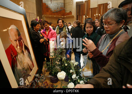 3. April 2006; Los Angeles, Kalifornien, USA; Kardinal ROGER MAHONY segnet die weißen Rosen zum Gedenken an den verstorbenen Papst Johannes Paul II, während eine besondere Messe zum ersten Jahrestag des verstorbenen Papstes Tod am 3. April 2006, in Los Angeles, CA. Papst John Paul II starb am 2. April 2005. Obligatorische Credit: Foto von Armando Arorizo/ZUMA Press. (©) Copyright 2006 von Armando Arorizo Stockfoto