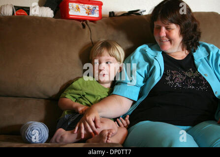 3. April 2006; West Palm Beach, FL, USA; Carolyn Lapp besucht mit ihrem Enkel, Aaron Viles zu Hause am 3. April 2006.  Obligatorische Credit: Foto von J. Gwendolynne Berry/Palm Beach Post/ZUMA Press. (©) Copyright 2006 von Palm Beach Post Stockfoto