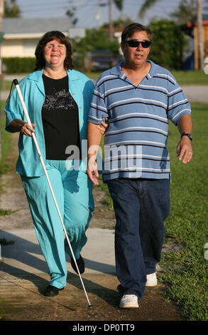 3. April 2006; West Palm Beach, FL, USA; Bill und Carolyn Lapp Fuß zum Bus am 3. April 2006.  Obligatorische Credit: Foto von J. Gwendolynne Berry/Palm Beach Post/ZUMA Press. (©) Copyright 2006 von Palm Beach Post Stockfoto