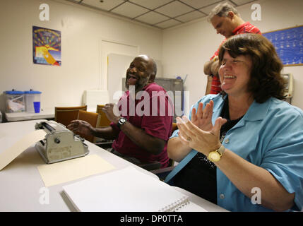 3. April 2006; West Palm Beach, FL, USA; Carolyn Lapp, Recht, lacht mit Student, Tommy Barber während des Unterrichts eine Braille-Schreibmaschine auf die Florida-Reichweite für das Blind Center in West Palm Beach am 3. April 2006 zu nutzen.  Auch gezeigt, ist Lehrer, Rick Troiano (Innenverteidiger).  Obligatorische Credit: Foto von J. Gwendolynne Berry/Palm Beach Post/ZUMA Press. (©) Copyright 2006 von Palm B Stockfoto