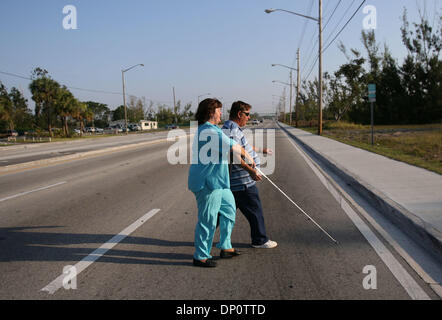 3. April 2006; West Palm Beach, FL, USA; Bill und Carolyn Lapp durchqueren Congress Ave auf ihrem Weg zur Bushaltestelle am 3. April 2006.  Obligatorische Credit: Foto von J. Gwendolynne Berry/Palm Beach Post/ZUMA Press. (©) Copyright 2006 von Palm Beach Post Stockfoto