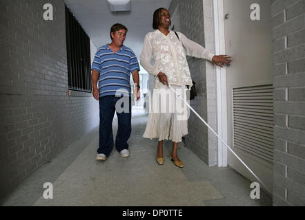 3. April 2006; West Palm Beach, FL, USA; Bill Lapp, gibt Links, Drucilla Whitaker eine Lektion in der Mobilität bei der Florida-Outreach-Center für Blinde in West Palm Beach am 3. April 2006.  Obligatorische Credit: Foto von J. Gwendolynne Berry/Palm Beach Post/ZUMA Press. (©) Copyright 2006 von Palm Beach Post Stockfoto