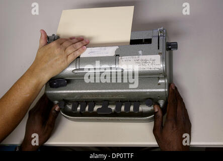 3. April 2006; West Palm Beach, FL, USA; Carolyn Lapp (ganz links) prüft auf Tommy Barber Braille Eingabe während einer Klasse bei den Florida Outreach Center für Blinde in West Palm Beach am 3. April 2006.   Obligatorische Credit: Foto von J. Gwendolynne Berry/Palm Beach Post/ZUMA Press. (©) Copyright 2006 von Palm Beach Post Stockfoto